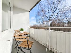 ein Balkon mit zwei Stühlen und einem Fenster in der Unterkunft Tolstov Apartments - Monteurwohnungen - 2 Schlafzimmer - Küche - Balkon - Waschmaschine - 25 Min zur Messe DUS in Heiligenhaus