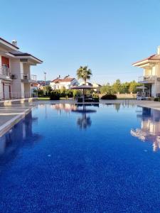 Bazén v ubytování Körfez Garden Apartments nebo v jeho okolí