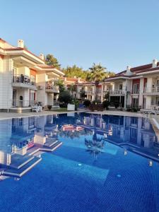 Bazén v ubytování Körfez Garden Apartments nebo v jeho okolí