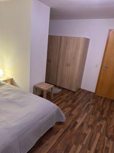 Postel nebo postele na pokoji v ubytování Haus Kampl - Appartement Ödensee