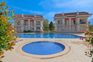 Bazén v ubytování Körfez Garden Apartments nebo v jeho okolí