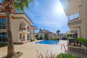 Bazén v ubytování Körfez Garden Apartments nebo v jeho okolí