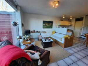 ein Wohnzimmer mit Sofa und Tisch in der Unterkunft Liguster 84* in Nieuwvliet