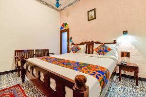 ein Schlafzimmer mit einem großen Bett in einem Zimmer in der Unterkunft FabHotel Ambika Chirwa House in Udaipur