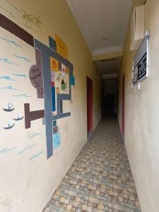 un couloir vide dans une école avec des affiches sur le mur dans l'établissement Perhentian Idaman, aux Îles Perhentian