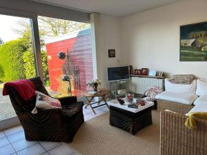 ein Wohnzimmer mit zwei Stühlen und einer Couch in der Unterkunft Liguster 84* in Nieuwvliet