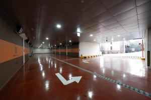 eine leere Halle mit einem Pfeil auf dem Boden in der Unterkunft Lua Premium Drive-In Hotel in Pocheon-si