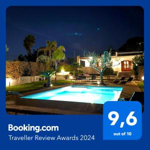 ein Bild von einem Schwimmbad in der Nacht in der Unterkunft Villa Sara - Villa con piscina in Marina di Ragusa