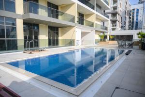 una piscina frente a un edificio en Super Luxurious! New 2BR in Jumeirah Garden City, en Dubái