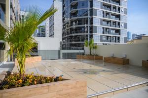 un edificio con un patio con palmeras y edificios en Super Luxurious! New 2BR in Jumeirah Garden City, en Dubái