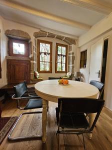 a living room with a table and chairs at Évasion alpine, Duplex cosy in Annecy