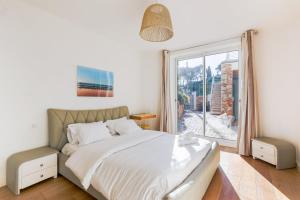 Postel nebo postele na pokoji v ubytování Villa Élégante Nice avec Vue Mer