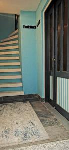 een blauw gebouw met een deur en een trap bij Lilleheim in Mostar