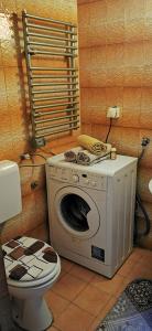 een wasmachine naast een toilet in een badkamer bij Lilleheim in Mostar
