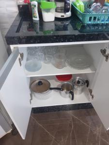 un cajón de la cocina con platos y utensilios. en Pousada Belaisa en Matinhos