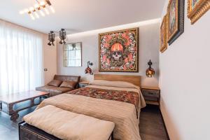リニャーノ・サッビアドーロにあるHotel Castiglioneのベッドルーム1室(ベッド2台付)が備わります。壁には絵画が飾られています。