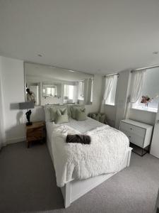 En eller flere senger på et rom på Luxurious 2-Bed Apartment in central London