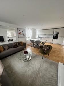 Et sittehjørne på Luxurious 2-Bed Apartment in central London