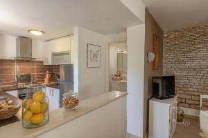 eine Küche mit einer Schale Obst auf der Theke in der Unterkunft Sea View House Sanja With Terrace - Happy Rentals in Vela Luka