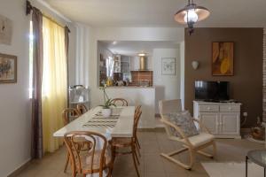 eine Küche und ein Esszimmer mit einem Tisch und Stühlen in der Unterkunft Sea View House Sanja With Terrace - Happy Rentals in Vela Luka