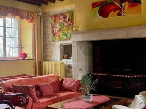 sala de estar con sofá y chimenea en Les Castelets by Melrose, en Barbeville