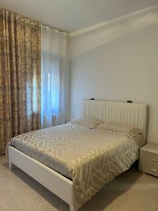 a white bed in a bedroom with a window at Casa di Fati in Mestre