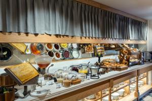 uma linha de buffet com muitos tipos diferentes de alimentos em Crowne Plaza Istanbul - Ortakoy Bosphorus, an IHG Hotel em Istambul