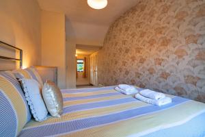 a bedroom with a bed with towels on it at Finest Retreats - Stonelea in Tideswell