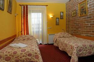 a hotel room with two beds and a window at Jaś Wędrowniczek in Rymanów