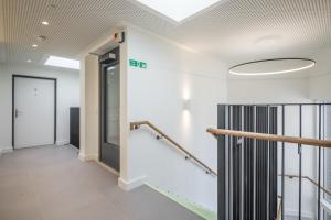 um corredor de um escritório com uma escada e um tecto em Luxury Central Riverside Apartment em Cambridge