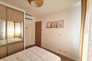 um quarto com uma cama e um closet em Magnifique pavillon indépendant T2 Nice em Nice
