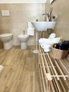 een badkamer met een wastafel en een toilet bij Marina Casa Vacanza in Capoterra