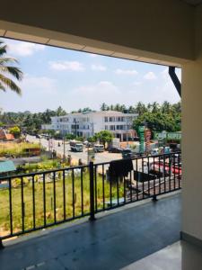 einen Balkon mit Straßenblick in der Unterkunft Saragama Apartment in Kurunegala