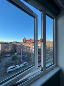 ein Fenster mit Blick auf einen Parkplatz in der Unterkunft Modern en-suite spacious room near Deansgate manchester city in Manchester