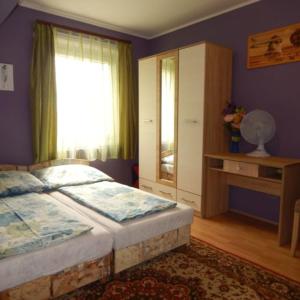 um quarto com uma cama grande e uma janela em Ferenc Vendégháza em Balatonlelle