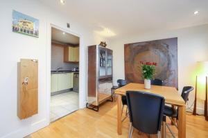 eine Küche und ein Esszimmer mit einem Tisch und Stühlen in der Unterkunft Large Luxurious CENTRAL Private Terrace - For 6 in London