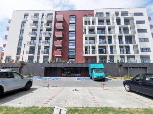 een blauwe truck geparkeerd voor een gebouw bij Industrial Kato in Katowice