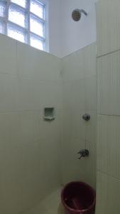y baño con ducha y aseo rojo. en R & R (Rest & Relax) Guesthouse en Siquijor