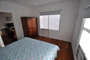 Postel nebo postele na pokoji v ubytování Sunset Beach House 1770 Level 2