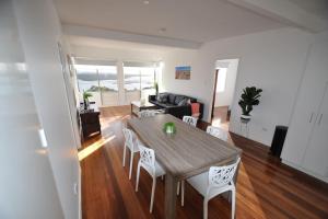 Posezení v ubytování Sunset Beach House 1770 Level 2