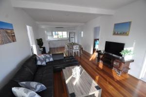 TV a/nebo společenská místnost v ubytování Sunset Beach House 1770 Level 2 + 23 fotografií
