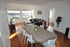 Posezení v ubytování Sunset Beach House 1770 Level 2