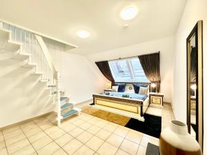 Cette chambre dispose d'un escalier et d'un lit. dans l'établissement Luxury Spa Villa EMG Karlsruhe Baden-Baden Rastatt - Gernsbach, à Gernsbach