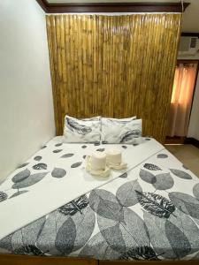 una cama con dos platos encima en Aquaholik Traveler's Lodge, en El Nido