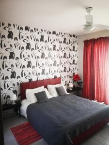 um quarto com uma cama com papel de parede preto e branco em Penthouse next to the beach em Marsaskala