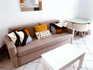 sala de estar con sofá y almohadas en Bungalow Monte Golf, en Playa del Inglés