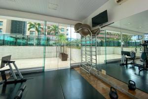 - une salle de sport avec vue sur un bâtiment dans l'établissement Duplex Luxo Hotel Athos Bulcão Brasília - Ozped Flats, à Brasilia