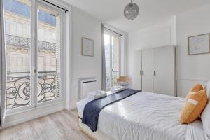 เตียงในห้องที่ Joli appartement Champs Elysées - 6P