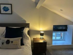 Een bed of bedden in een kamer bij Braithwaite House Rooms