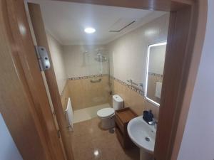 ein Bad mit einem WC und einem Waschbecken in der Unterkunft Los Juncos II, apartamento in Maspalomas